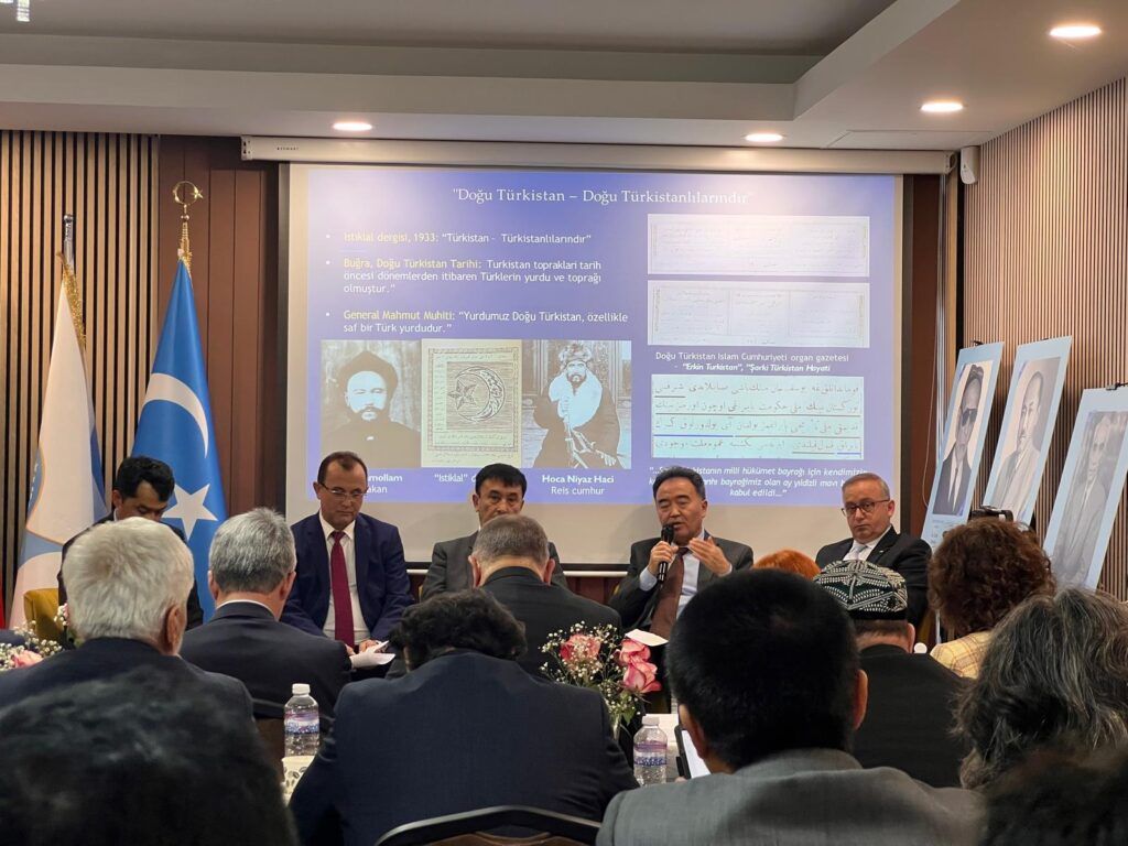 دوكتور ئەسەت سۇلايمان، دوكتور ئابلەت سەمەت ۋە قۇرۇلتاي ئىجرائىيە كومىتېتى مۇئاۋىن رەئىسى ئەنۋەر ئەخمەتلەر شەرقىي تۈركىستان جۇمھۇرىيىتى دۆلەت رەھبەرلىرى ھەققىدە مۇھاكىمە يىغىنى ئۆتكۈزدى. 2025-يىل 20- دېكابىر. ميۇنخېن. گېرمانىيە. 