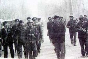 Uyghur farmers being rounded up by Chinese armed forces in Barin, 1990. (Undated RFA file photo)
