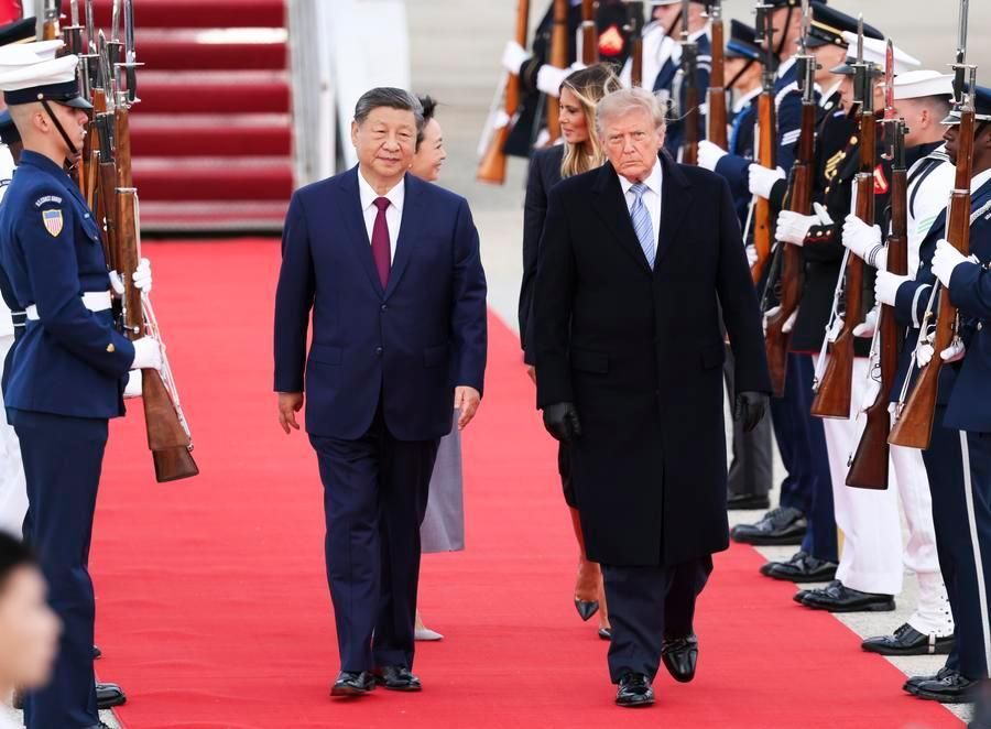 For a Xinhua photo caption: **Chinese President Xi Jinping and his wife, Peng Liyuan, are greeted by U.S. President Donald Trump and first lady Melania Trump at the airport on September 23, 2026. Photo: Xinhua**